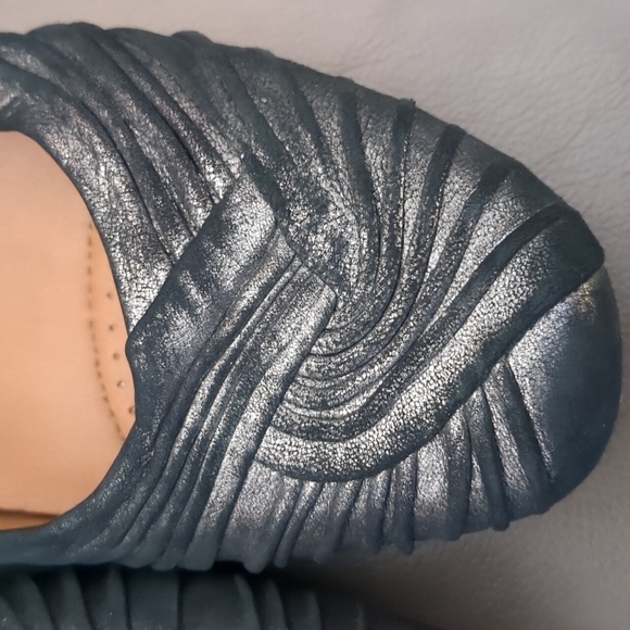 Earthies Vanya Flats Women's Size 7.5 Distressed Leather Pewter Slip On - Picture 3 of 13